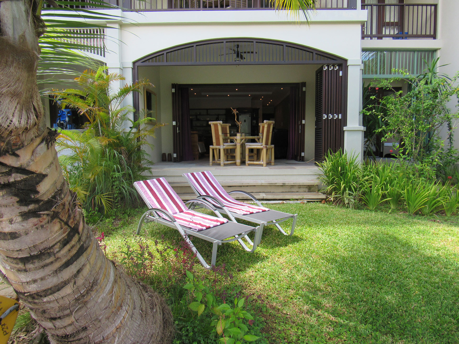 Eden Island - terrace and deckchairs - Seychelles Apartment Rental